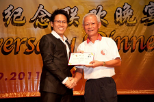 学员获颁陈式太极拳套路评估证书 Student receiving the Chenshi Taijiquan (Taichi) skill assessment certificate